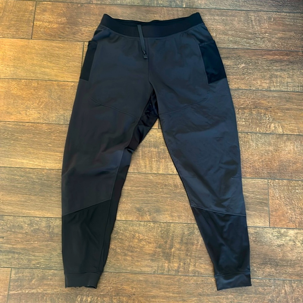 Brooks Running men’s running pants.